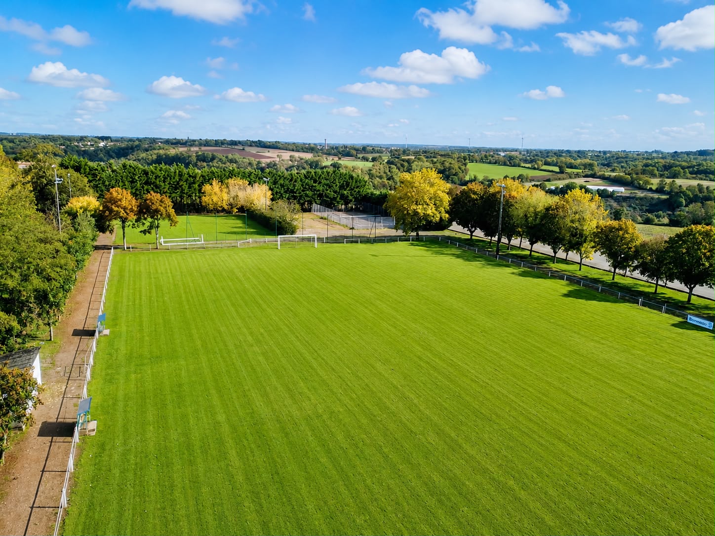 Vue panoramique du stade Marcel Bonneau à Sainte-Ouenne